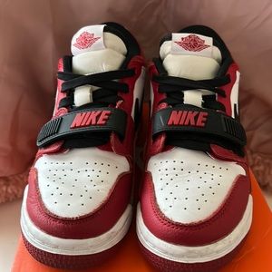 Used Kids Jordan 1’s Chicago low. In  great condition. Can use some cleaning.